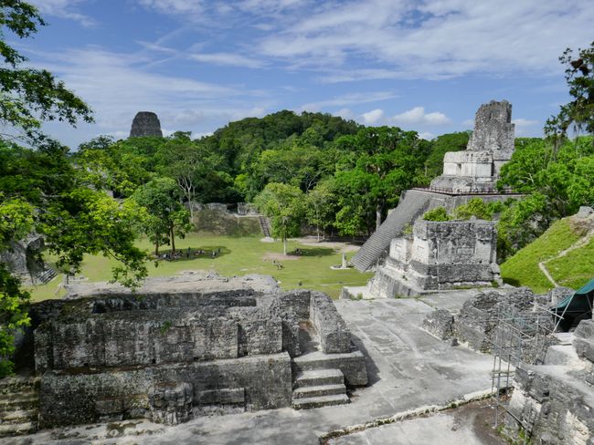 Tikal - Templo II (links) von Acrópolis Norte gesehen, hinten die Spitze von Templo V