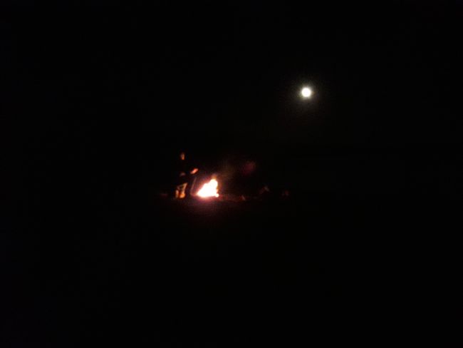 Feuer bei Mondschein
