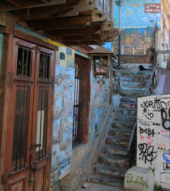 typisches Bild von Valparaiso - bunte Treppen und Häuserwände