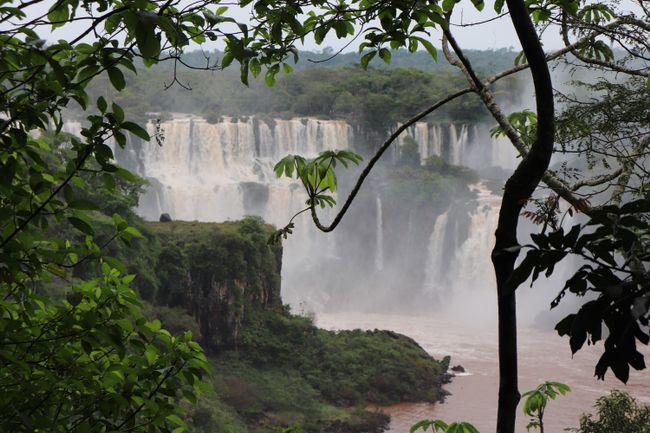 Water masses plunge into the abyss - Iguazu seen from Brazil