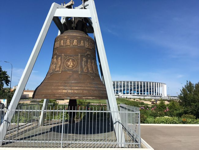 La campana de la catedral de Alexander Nevski justo al lado del estadio de fútbol.