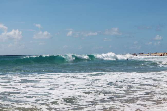 Große Wellen, gleich mal ein paar hundert Meter vom Liegestrand entfernt!