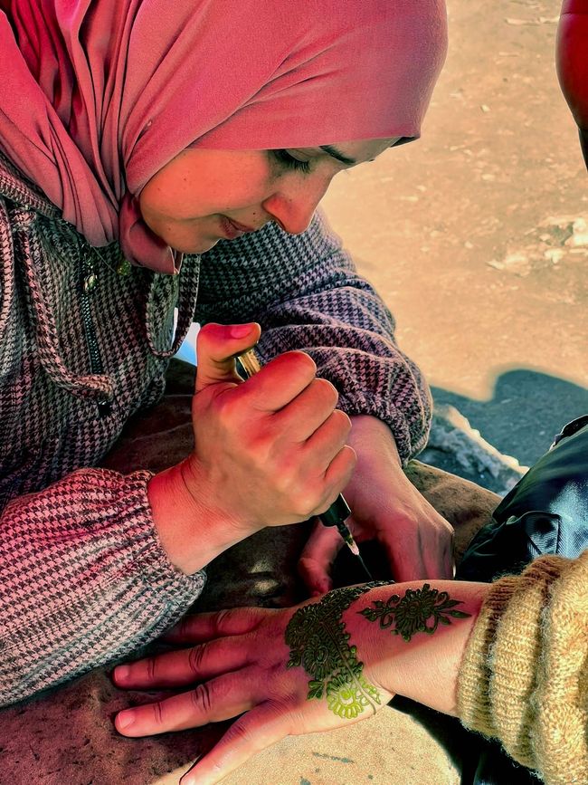 Eine Henna-Malerin bei der Arbeit. Das Foto ist von Angelika.