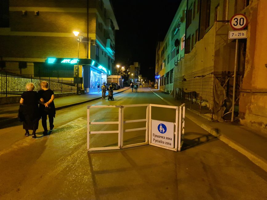 Eine coole Sache in vielen Städten des Balkans, dass abends die zentralen Straßen der Stadt oder Ortes für den Verkehr gesperrt und zur Fußgängerzone wird. So haben hier viele Ortschaften eine Flaniermeile am Abend zum Außgehen und Feiern.
