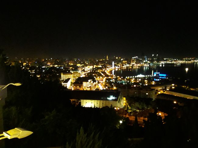 Guck über Baku bei Nacht