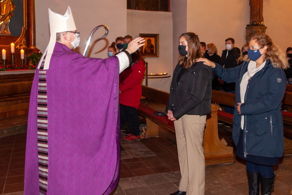 Bischoff Dr. Peter Kohlgraf spendet Emilia die Firmung
