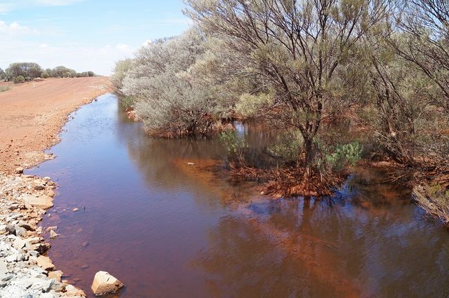 An der Straße steht noch Wasser