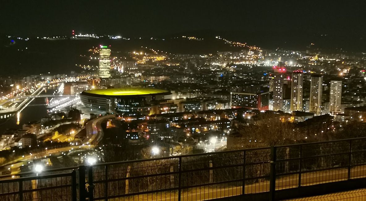 Bilbao bei Nacht mit dem Fussballstadion San Mames und dem Torre Iberdrola