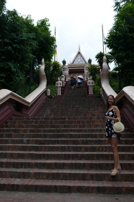 Die Treppen führen zum Wahrzeichen Phnom Penhs