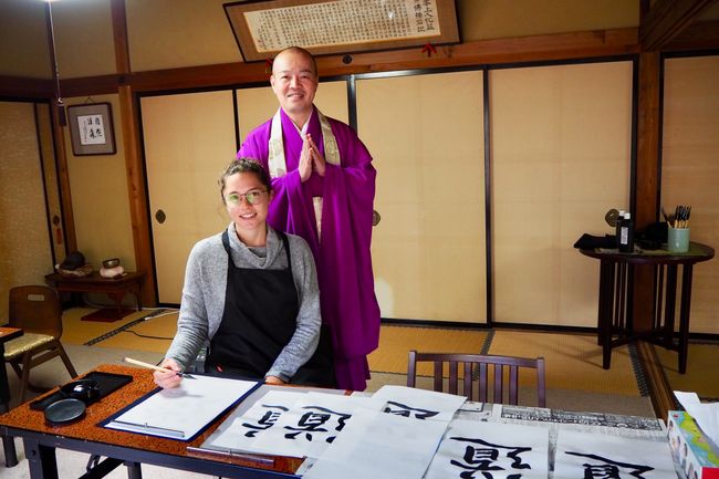 Der Meister und die Schülerin. Der Mönch hat am Ende entschieden welches das schönste ist und es mit dem Stempel des Tempels und meinem Namen auf japanisch versehen