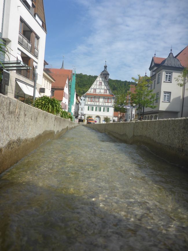 Wasserlauf über den Marktplatz von Künzelau