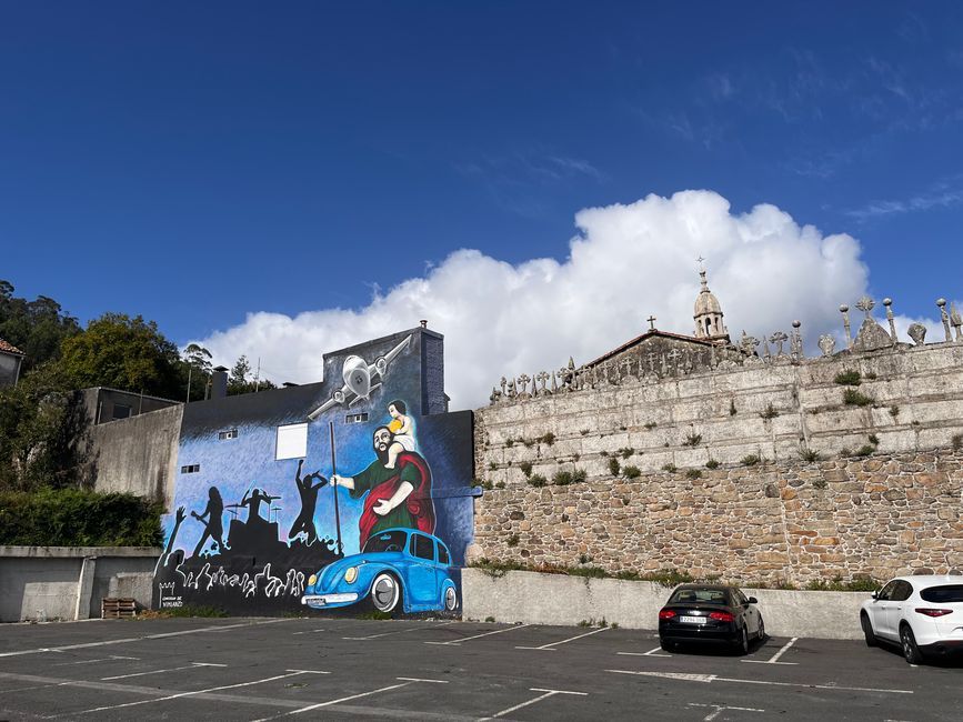Ein Graffiti an der Rückwand einer Kirche