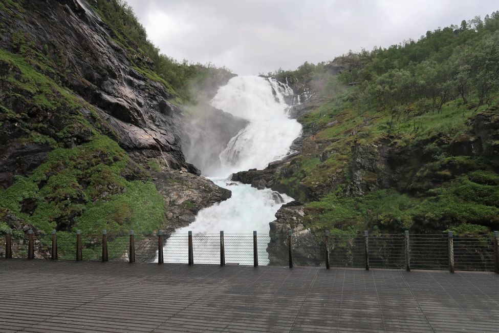 Halt beim Wasserfall Kjossfoss.