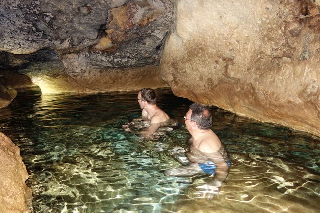 baden in der Höhle