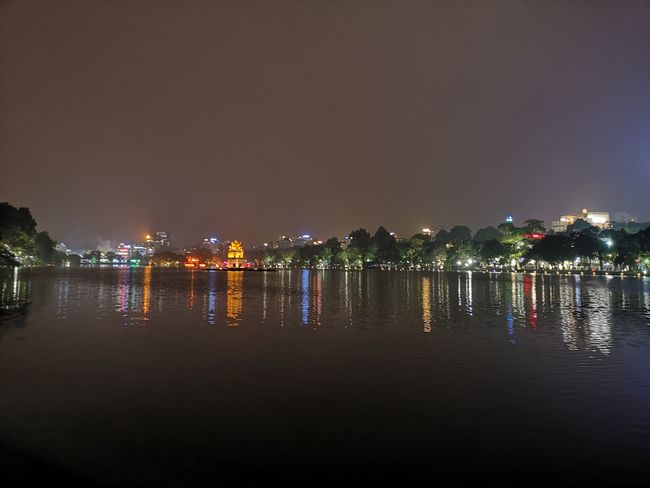 Ho Hoàn Kiem Lake at night 