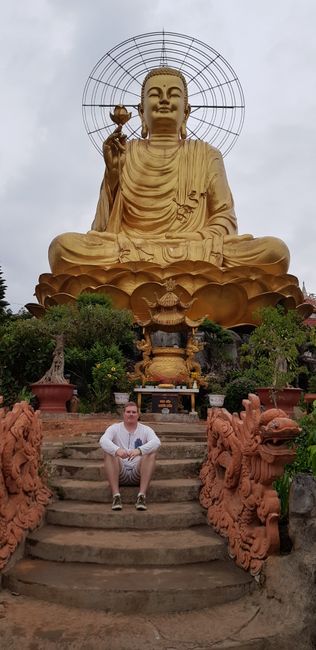 Eine große sitzende Persönlichkeit und ein goldener Budda :-)