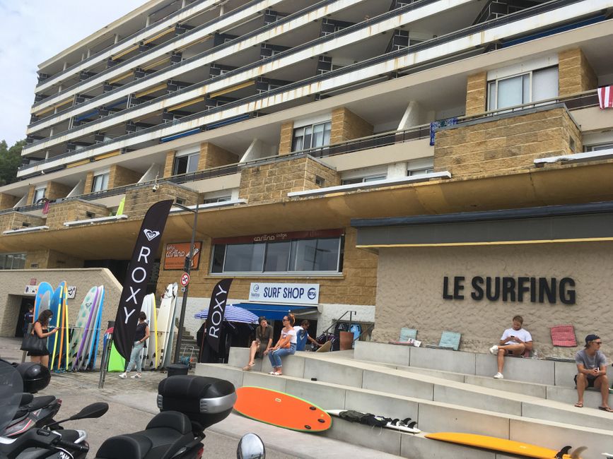 Viele Shops und Surfschulen