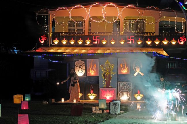 Ein typisches Haus in Fiji während Diwali. Das Hakenkreuz ist ein hinduistisch-buddhistisches Glücksbringer-Symbol.