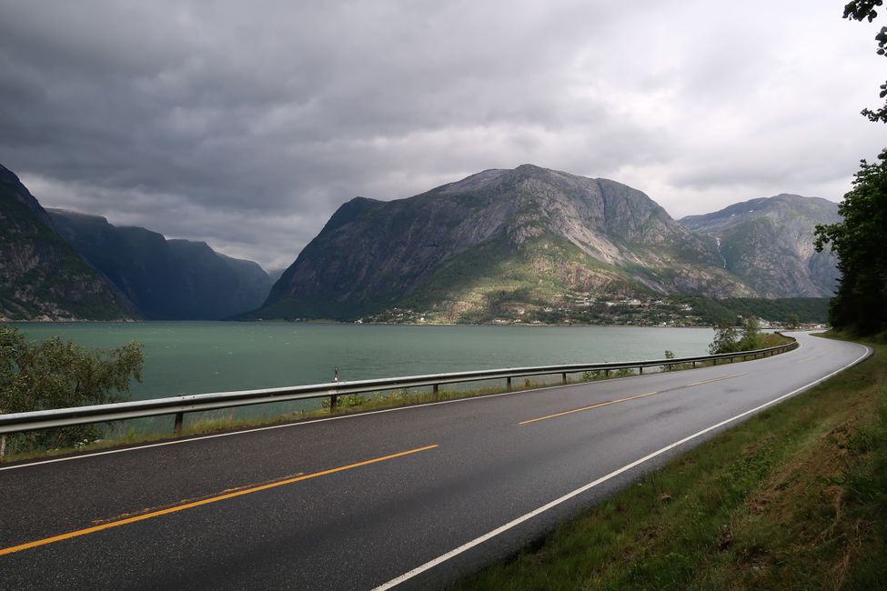 Fahrt durch den Eidfjord . . .