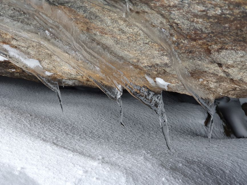 Eisformen an der Höhlendecke