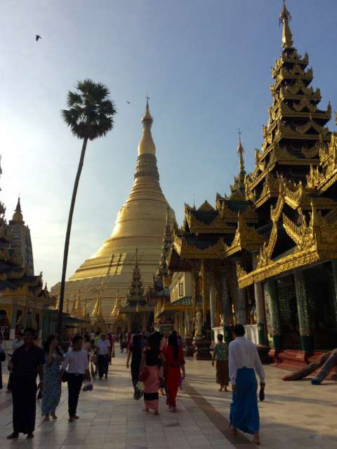 Sonntag Morgen: Shwe Dagon Pagode in der Hauptstadt Yangon