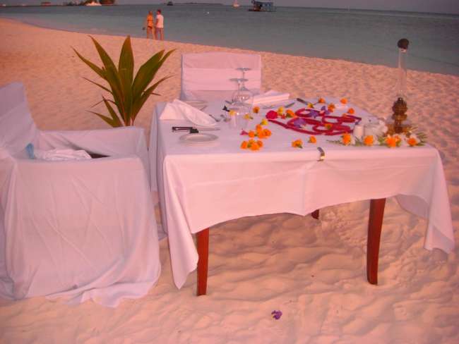 Romantisches Dinner am Strand