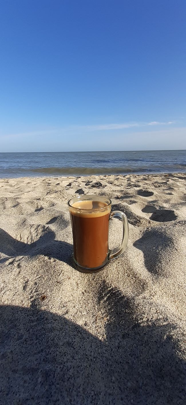 Gegenüber des Spice-Gardens gibts gleich mal einen Kaffee am Strand 