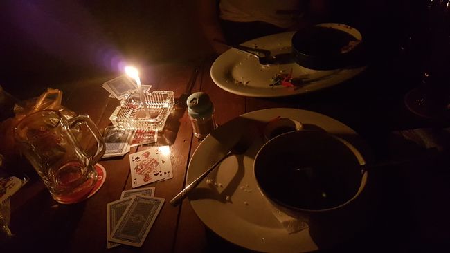 Und plötzlich fiel der Strom für eine Weile aus. Ich saß wie aus dem Nichts mit Marina bei einem romantischen Candle Light Dinner. Nach fünf Minuten ging das Licht dann wieder an. 