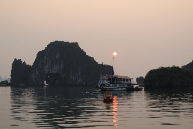 Sonnenuntergang in der Bai tu Long Bay