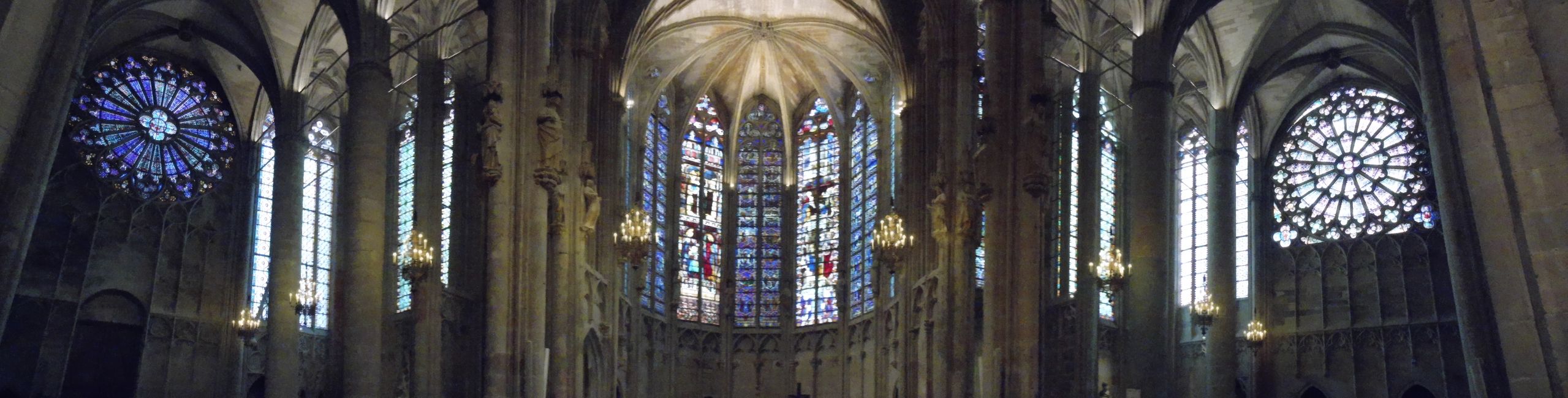 Die Basilika Saint Nazaire hat schöne Fenster 