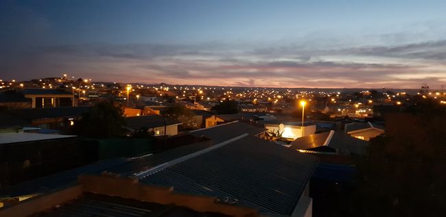 Der erste Namibische Sonnenuntergang.  Blick von unserem Balkon über Khomasdal