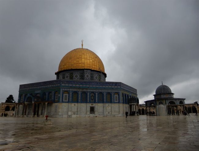 The golden dome of the Dome of the Rock still looks beautiful in any weather
