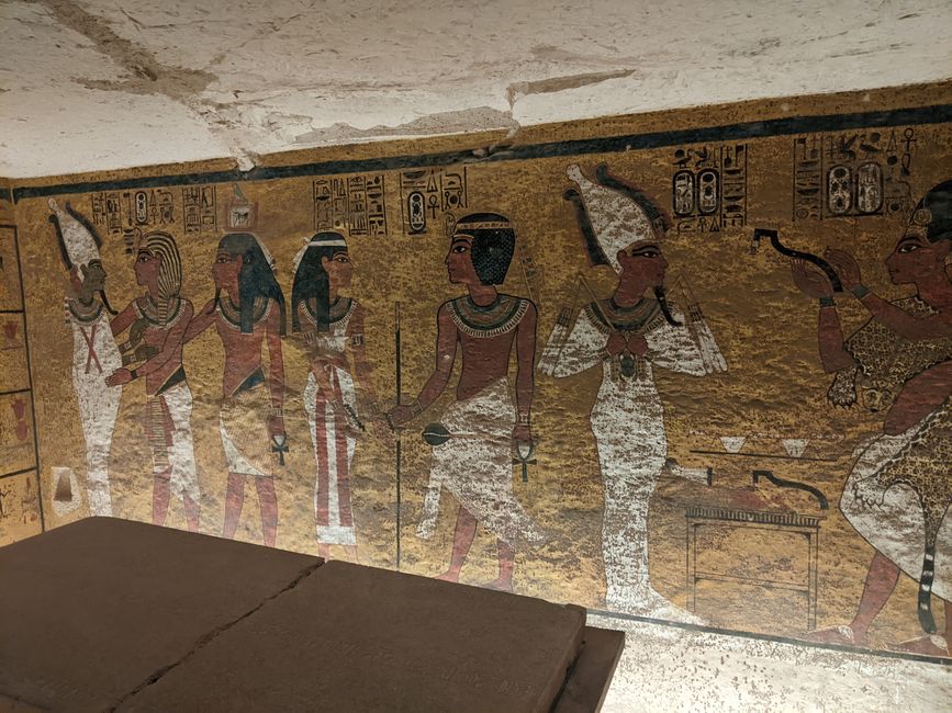Tutankhamun's tomb: only two small chambers, with very beautiful depictions. How did they all fit in there ?!