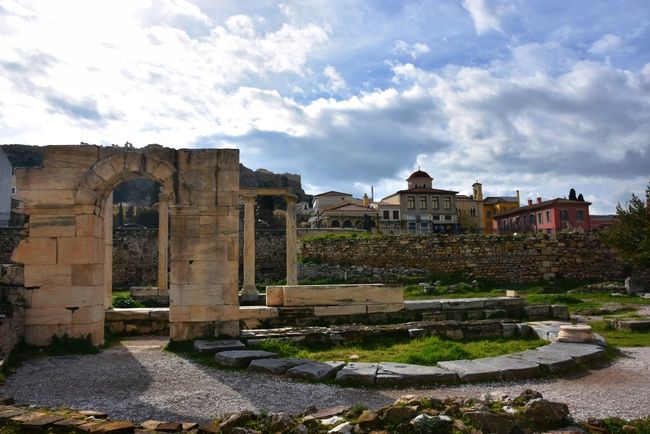 Teile der römischen Agora, links oben kann man Teile der Akropolis erspähen. 