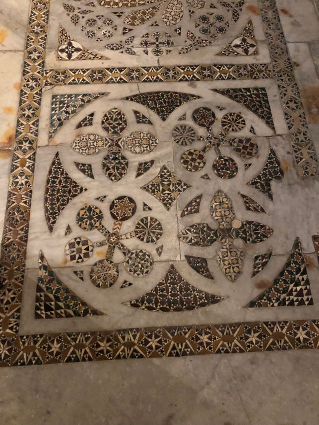 Mosaikboden, vor hunderten von Jahren gemacht…