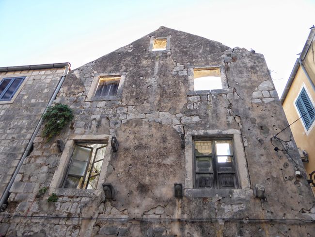 Vom Kroatienkrieg zerstörte Häuser reihen sich mühelos un das Stadtbild ein. 