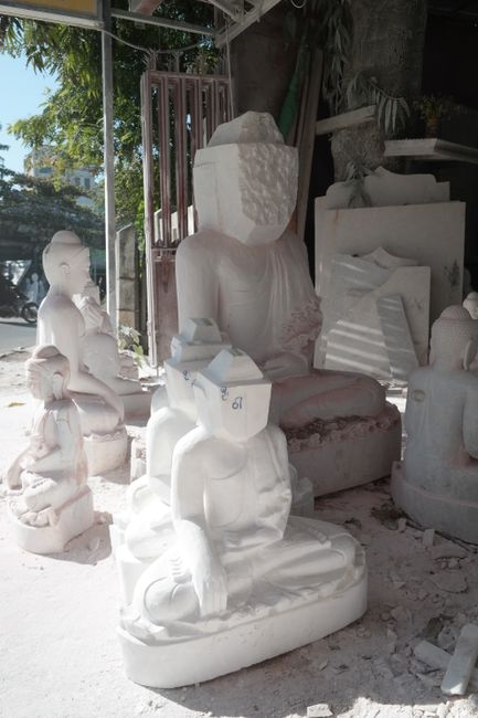 Buddhastatuen ohne Kopf