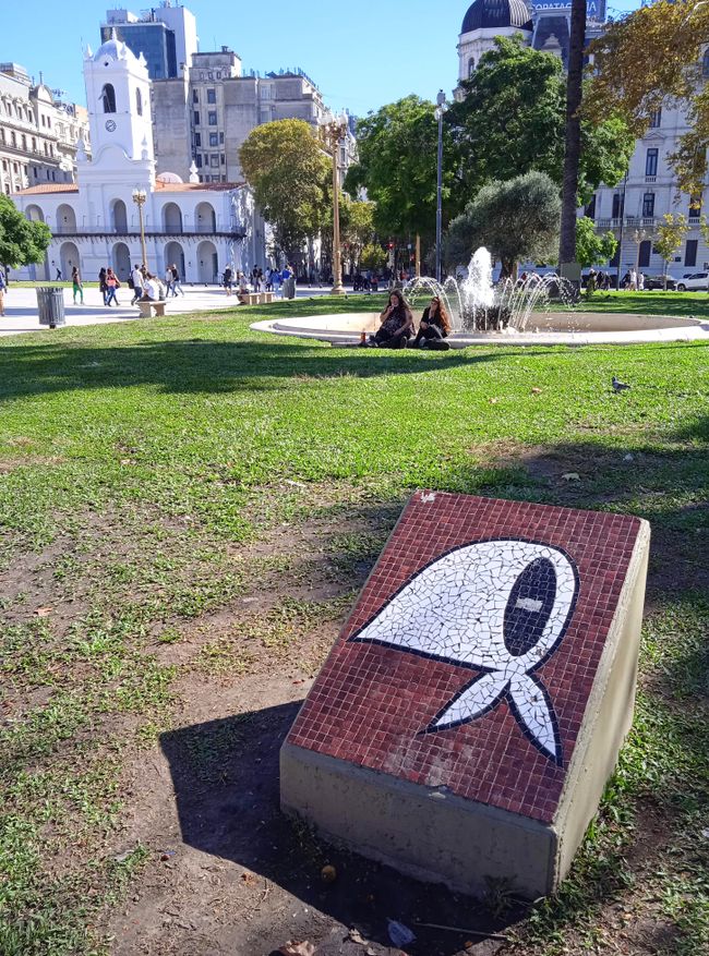 Symbol of the movement of the Mothers of the Plaza de Mayo, who have been demonstrating for the clarification of the fates of 30,000 missing persons since the military dictatorship.