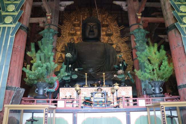 12 m hohe bronzene Buddha Statue