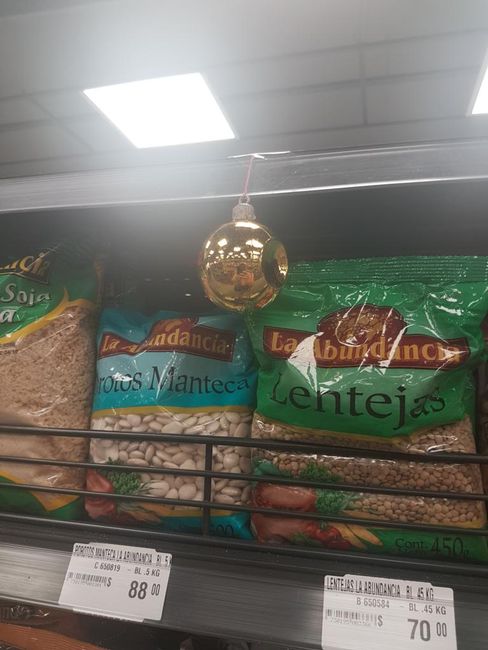 grosszügige Weihnachtsdeko im Supermarkt