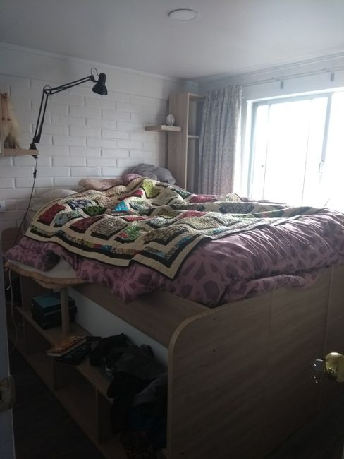 mein Zimmer- mit einem monströsen Bett und 5 Decken!