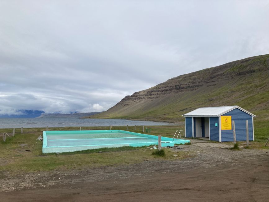 Reykjafjarðarlaug, Schwimmbad mit heißem Quellwasser im Nichts