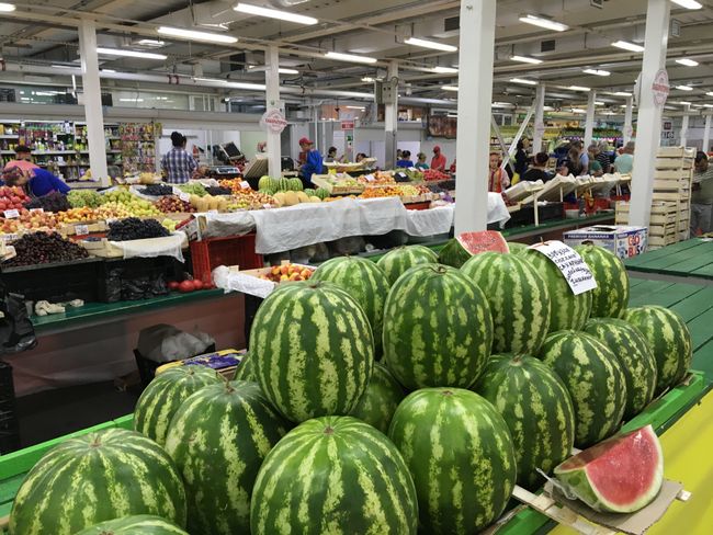 In der Markthalle gibt es alles an Lebensmitteln zu kaufen. Die Bauern sind über die Sanktionen froh, da diese nun ihre eigene Ernte besser verkaufen können.