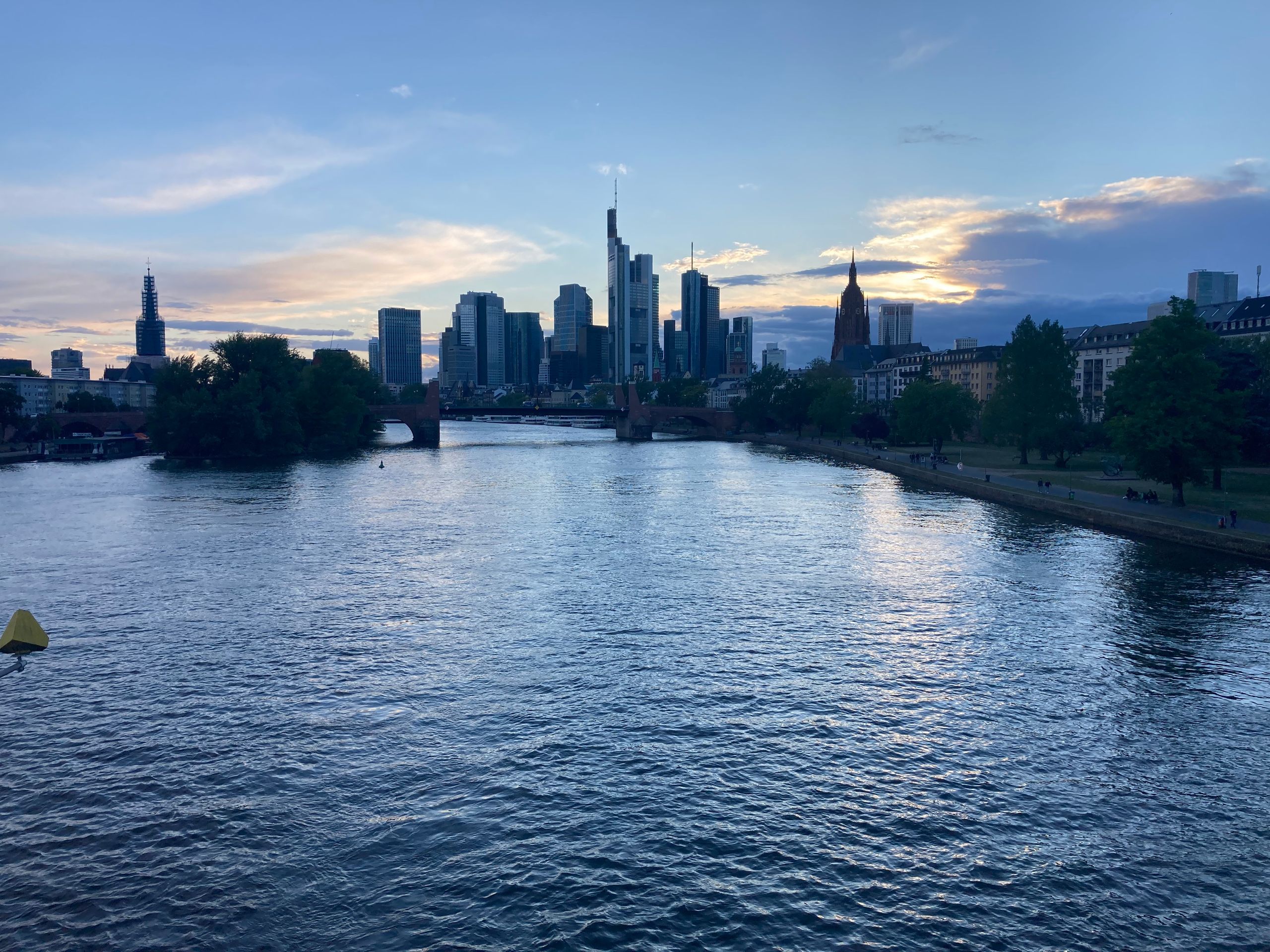 Frankfurt belohnt uns mit einem schönen Sonnenuntergang