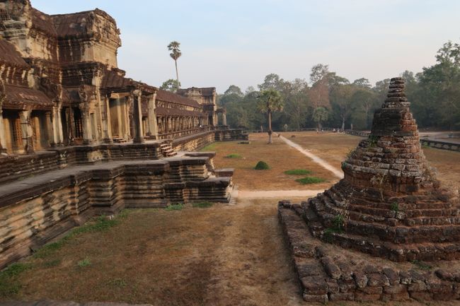 Angkor Wat von der Seite.
