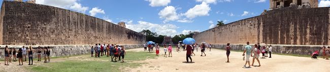 Panorama über den größten Ballspielplatz der Maya