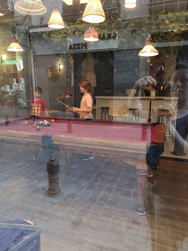 Billiard spielen im "Schaufenster des Hostels"