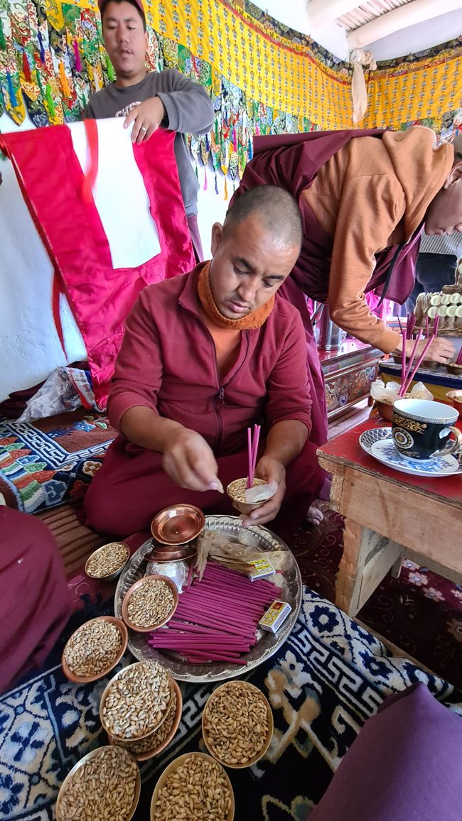 Rangdröl prepares offering bowls