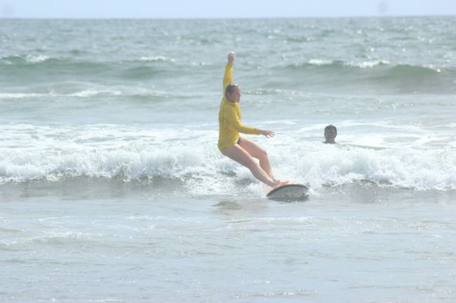 Surf lesson in the Indian Ocean 🤩