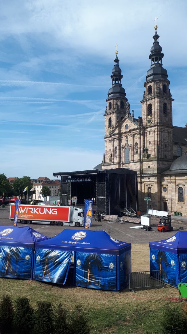 Der Kaiser vor dem Dom